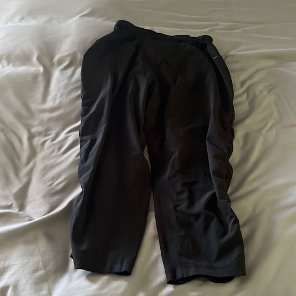 Black pair of MONDETTA capris sized small - Picture 5 of 5